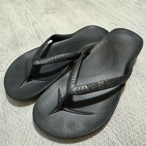 Archies womens black sandals 8